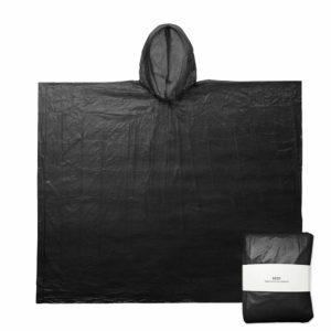 Schwarzer Regenponcho mit Verpackung aus Recylingpapier